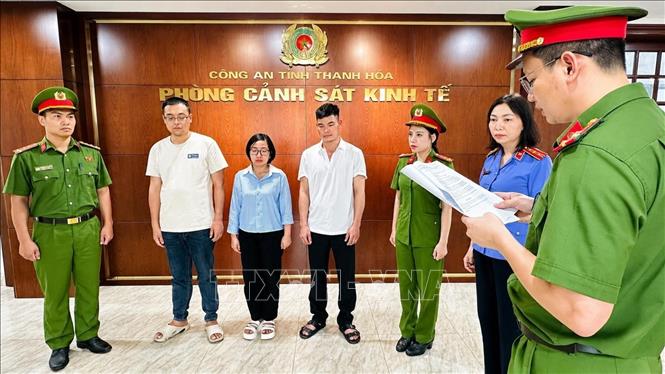 Công an tỉnh Thanh Hóa thi hành Quyết định khởi tố vụ án, khởi tố bị can về tội “Gây ô nhiễm môi trường”. Ảnh TTXVN phát 